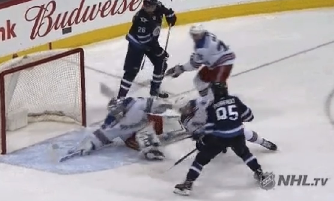 Henrik Lundqvist ja huipputorjunta Henrik Lundqvist otti eilisellä NHL-kierroksella todellisen huipputorjunnan.