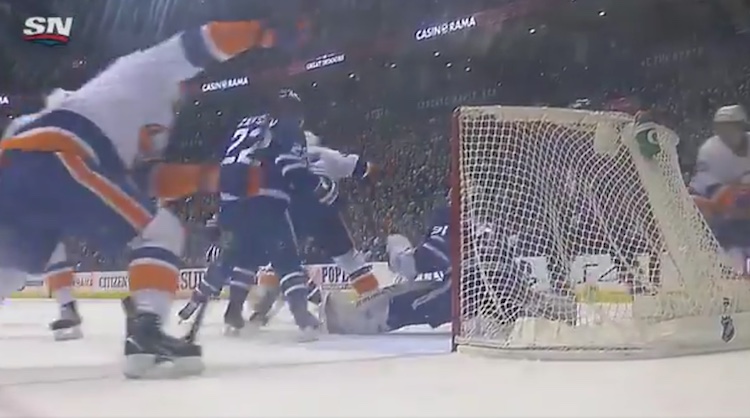 John Tavares epäonnistui John Tavares sai lähes täydellisen mahdollisuuden tuoda joukkueensa mukaan otteluun.