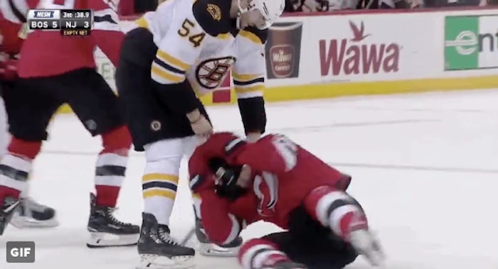 McQuaid Severson Bruinsin Adam McQuaid pyöritteli Devilsin Damon Seversonia kuin märkää rättiä.
