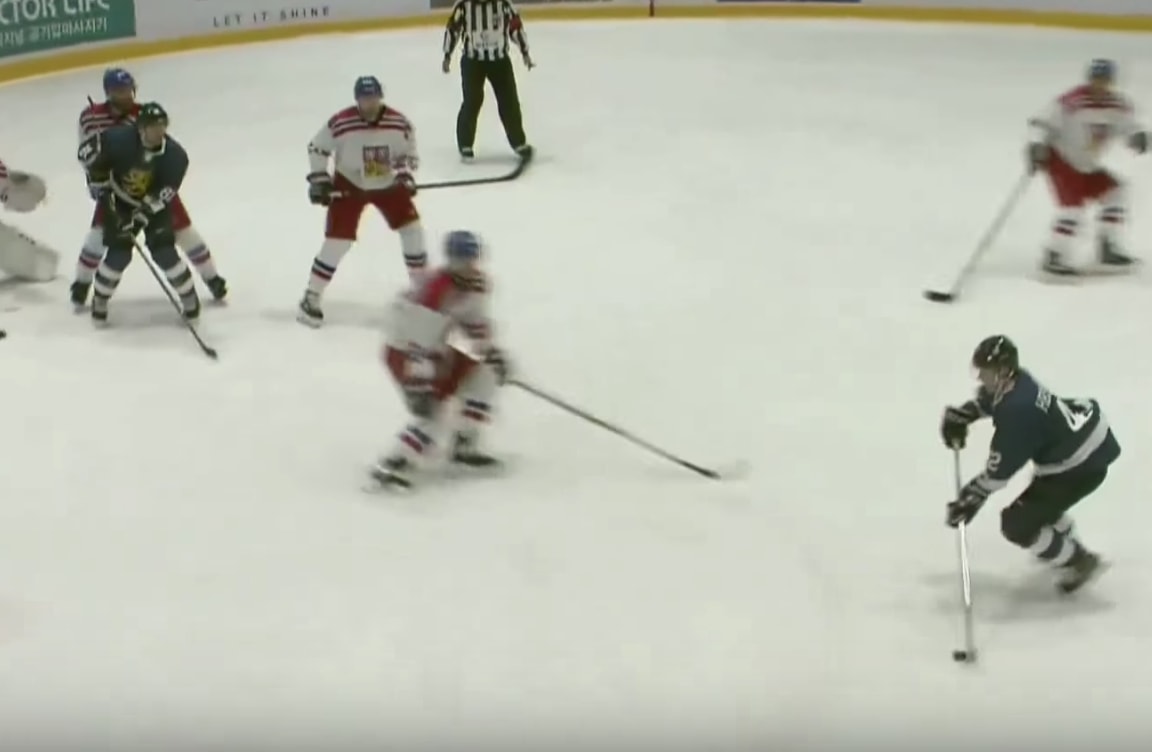 Miro Heiskanen maali Tshekkiä vastaan Miro Heiskanen iski komean maalin Tshekkejä vastaan Suomen olympiakenraalissa.