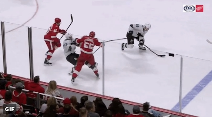 Niklas Kronwall Joonas Donskoi Joonas Donskoi joutui kokea Niklas Kronwallin huiman taklausvoiman.