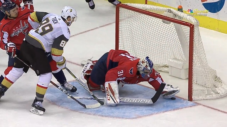 Philipp Grubauer sähläsi Washington Capitalsin saksalaisvahti Philipp Grubauer sähläsi kiekon itse maaliin.