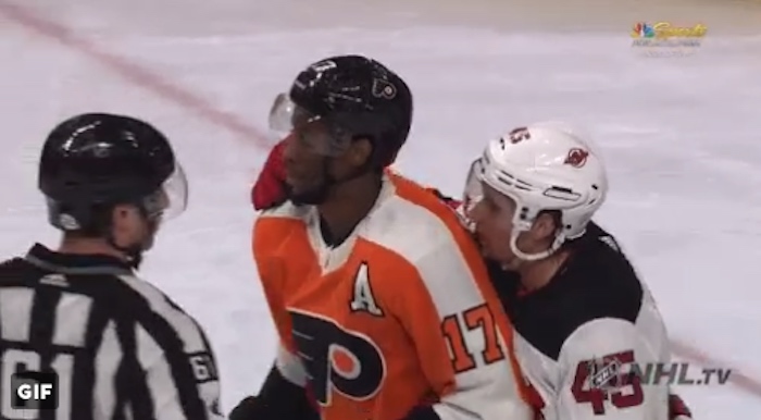 Wayne Simmonds Nashvilleen Hyökkääjä Wayne Simmonds vahvistamaan Predatorsia.