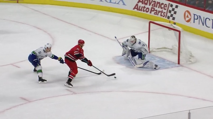 Sebastian Aho iski läpiajosta Sebastian Aho iski jo kauden 20. maalinsa.