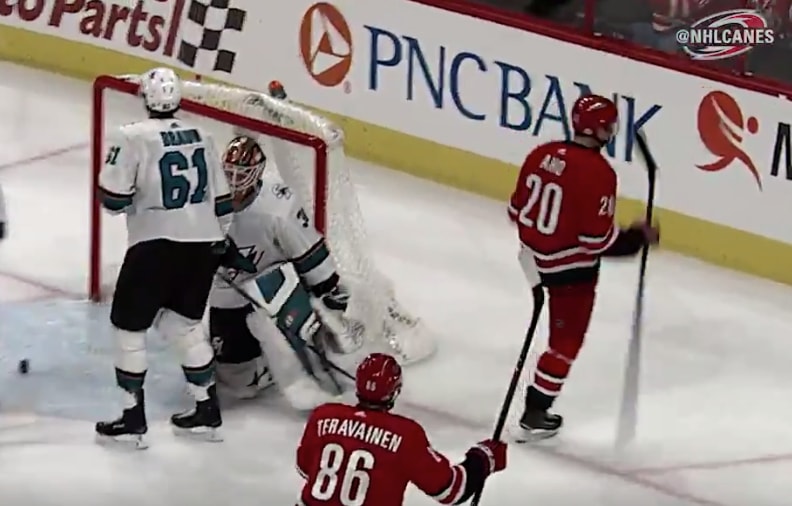 Sebastian-Aho-iski-maalin Sebastian Aho osui tylyllä tavalla San Jose Sharksia vastaan.