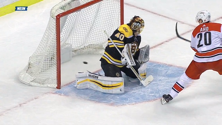 Sebastian Aho ohittaa Raskin Sebastian Aho ujutti tyynen rauhallisesti kiekon Tuukka Raskin haaroista verkon perukoille.