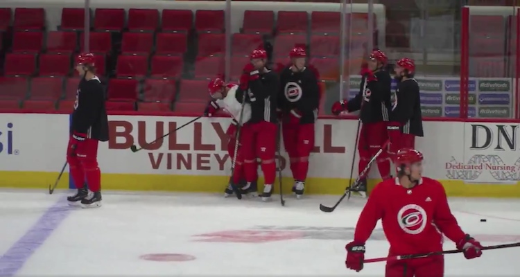 Sebastian Aho Sebastian Aho oli melkoisen leikkisällä tuulella joukkueensa treeneissä.
