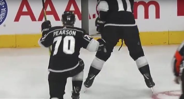 Tanner Pearson Anze Kopitar Anze Kopitar raahasi luistimen teränsä kadottaneen Tanner Pearsonin vaihtoaitioon.