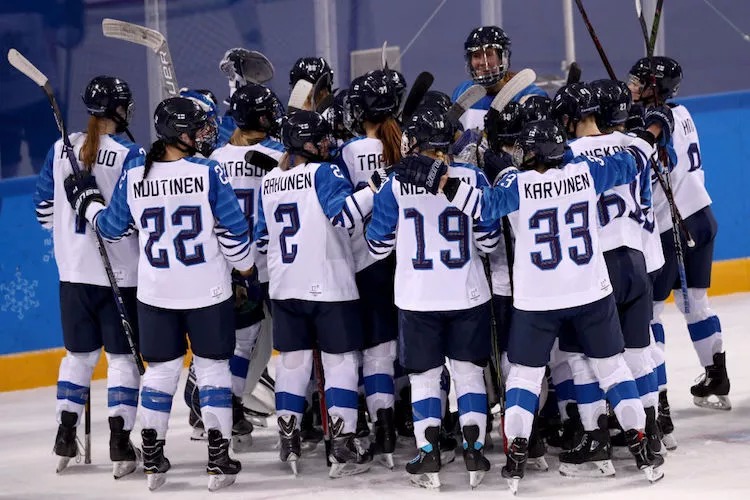 Suomen-naiset-pronssille Suomen Naisleijonat nappasi itselleen olympiapronssin.