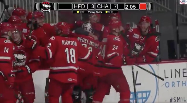 Alex Nedeljkovic maalivahti teki maalin Maalivahti teki maalin, kun Alex Nedeljkovic iski kiekon omasta päästä vastustajan nuottaan.