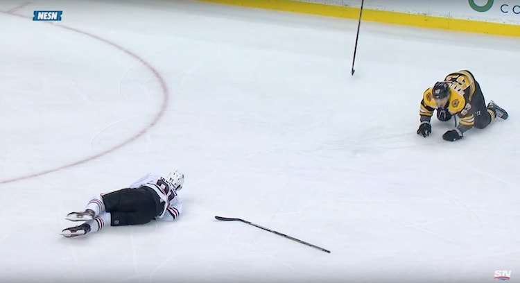 Brad Marchadilta outo törmäys Brad Marchandilta nähtiin meneillään olevassa Blackhawks-ottelussa outo yhteentörmäys Anthony Duclairin kanssa.