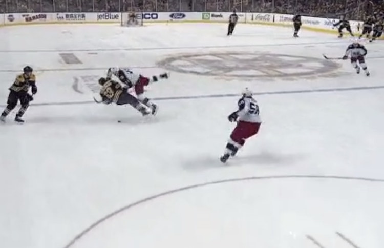 Brad Marchand jäi jyrän alle Boston Bruinsin mielipiteet jakava Brad Marchand jäi viime yön kamppailussa Nick Folignon jyrän alle.