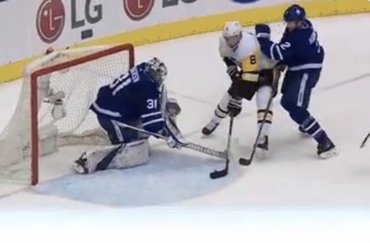 Brian Dumoulin hylätty maali NHL:ssä nähtiin viime yönä hylätty maali, jonka iski Pittsburgh Penguinsin Brian Dumoulin.
