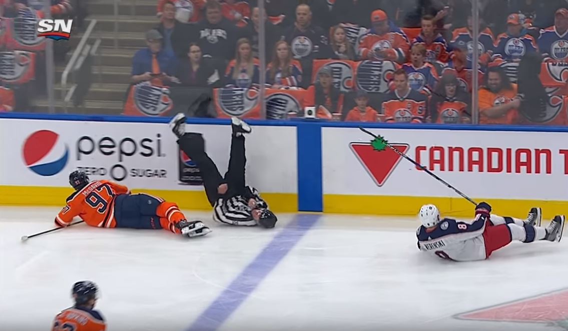 Connor McDavid | Laitataklaus.com VIDEO: Connor McDavid kolasi vahingossa linjurin nurin - tuomari lähti kaukalosta paareilla