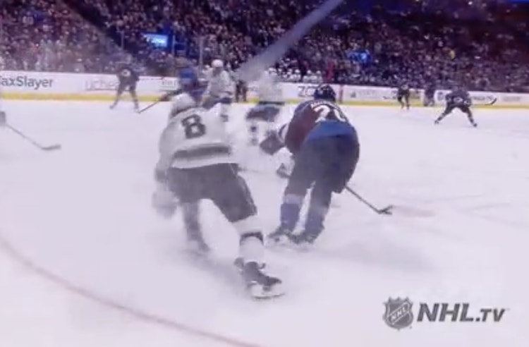 Drew Doughty koki kovia MacKinnonia vastaan Kingsin puolustaja Drew Doughty pyöri kuin karusellissa, kun hän yritti puolustaa Avalanchen Nathan MacKinnonia.