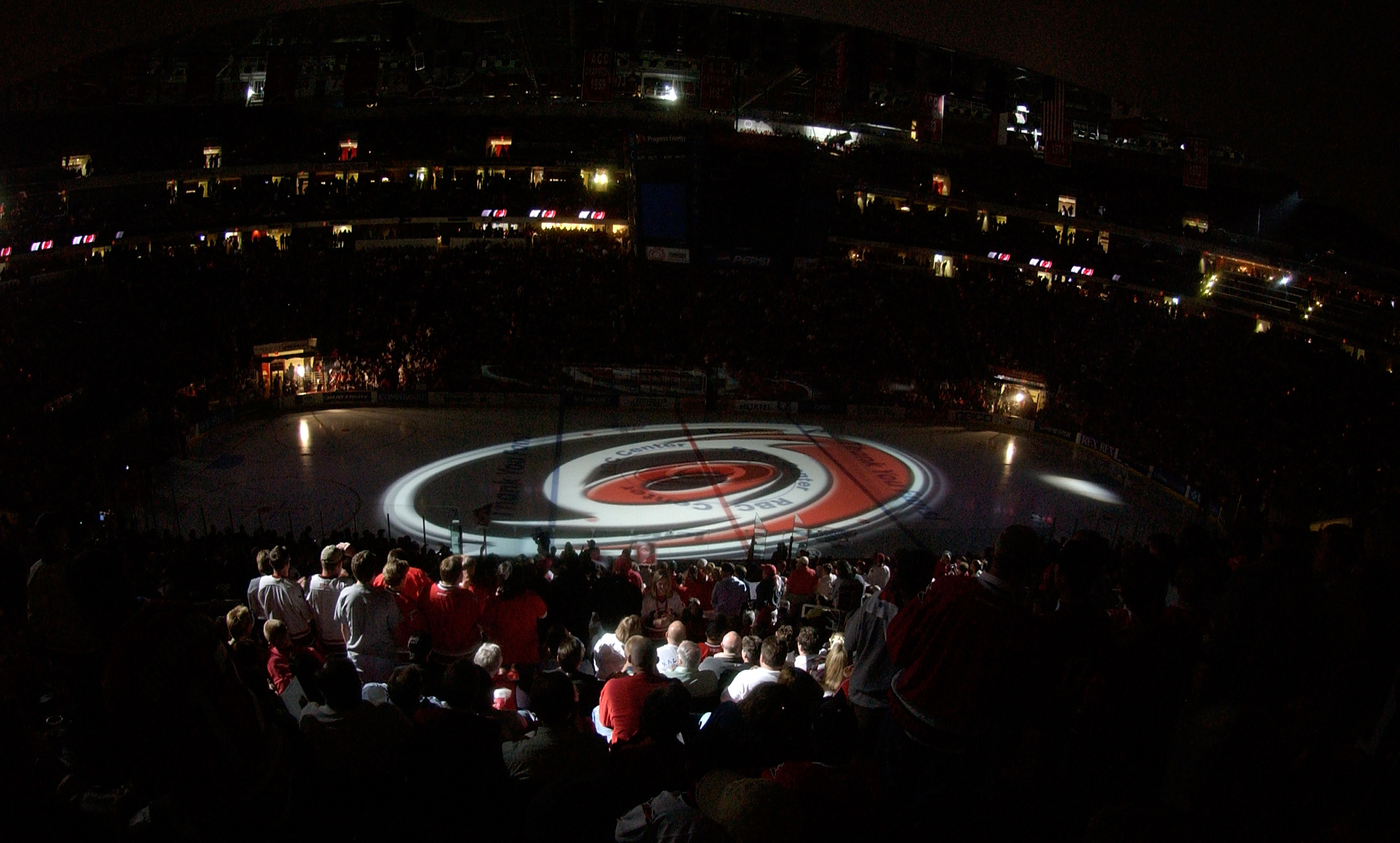 Carolina Hurricanes NHL:ssä tehtiin viime yönä kovaa historiaa.