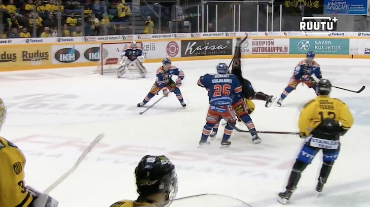 Henrik Haapalalta nähtiin komea taklaus Tapparan Henrik Haapalalta nähtiin illan kamppailussa komea taklaus, minkä lisäksi tamperelaisten NHL-vahvistus joutui suihkun puolelle.