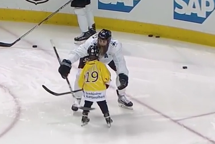 Joe Thornton pojansa kanssa Joe Thornton opetti joukkueen jääharjoituksissa poikaansa tuulettamaan.