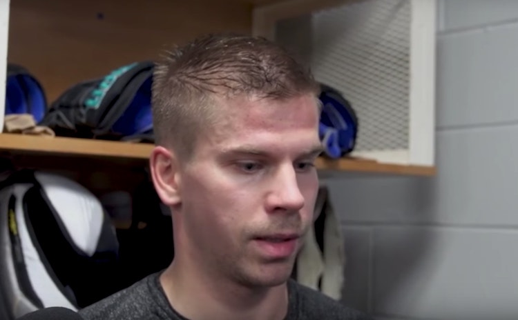 Joonas Donskoi jäi laidan väliin San Jose Sharksin suomalaishyökkääjä Joonas Donskoi jäi viime yön kamppailussa pelaajan ja laidan väliin.