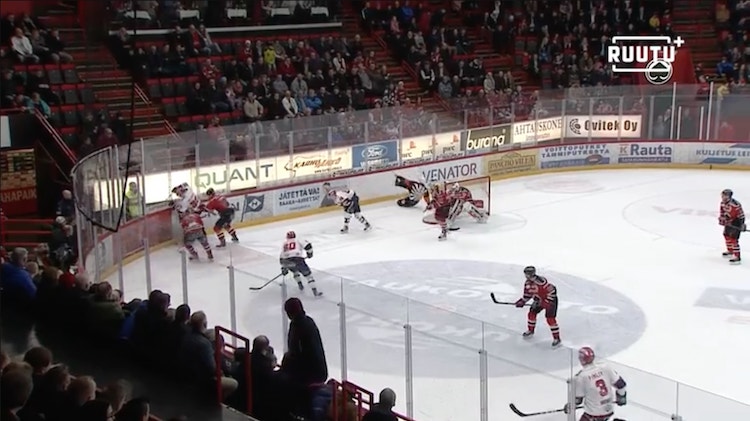 Joonas Rask törmäsi tuomariin Joonas Rask törmäsi illan ottelussa vahingossa erotuomari Anssi Saloseen.