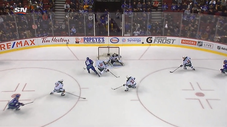 Jussi Jokinen maalinteossa Jussi Jokinen on aloittanut uransa Vancouver Canucksin pelaajana varsin vahvasti.