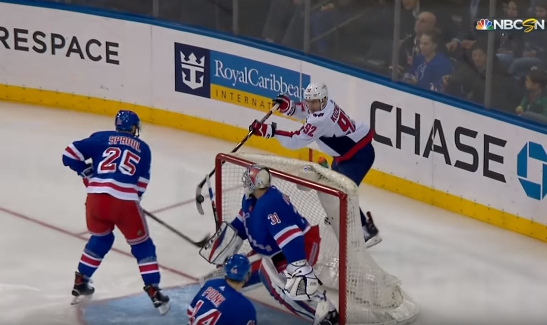 Evgeny Kuznetsov | Laitataklaus.com VIDEO: Kuznetsov yritti huikeaa ilmaveiviä - kiekko karkasi lavasta ratkaisuhetkellä