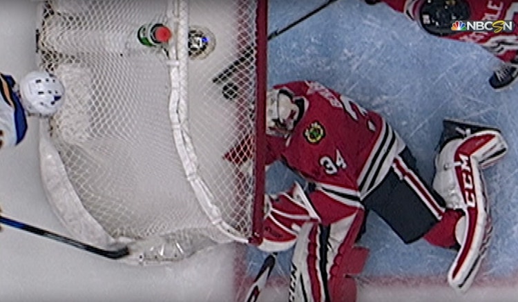 Maali vai ei? Blackhawksin ja Bluesin välisessä ottelussa nähtiin maali, joka kuitenkin päätettiin hylätä.