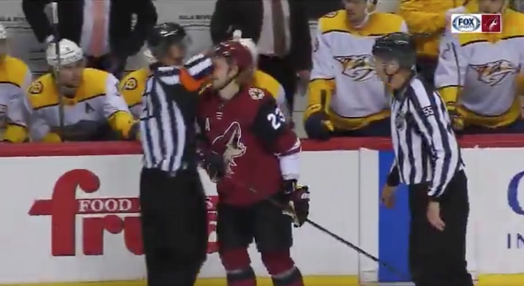 Oliver Ekman-Larsson sai kyynerpäästä Arizona Coyotesin Oliver Ekman-Larsson sai viime yön kamppailussa tuomarin kyynerpään naamaansa.