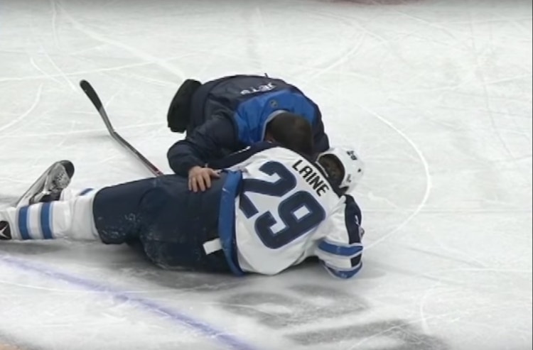 Patrik Laine muisteli viime kauden tööttiä Jacob Trouba jäi viime yönä Jamie Bennin jyräämäksi. Patrik Laine intoutui muistelemaan tästä syystä viime kauden omaa kovaa tööttiään.