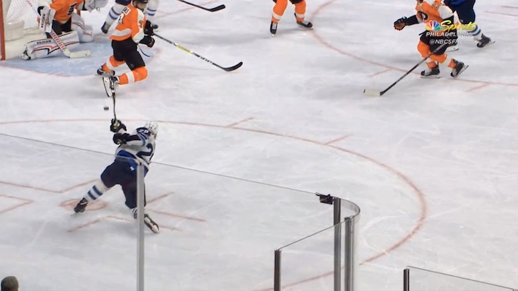 Patrik Laine osui jälleen Patrik Laine nousi koko NHL:n maalipörssin kärkeen.
