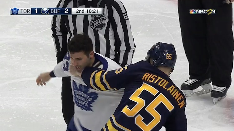 Ristolainen Kadri Ristolainen ja Kadri hanskasivat ensiksi kaukalossa ja sen jälkeen käynnistyi huutelu jäähyaitiosta toiseen.