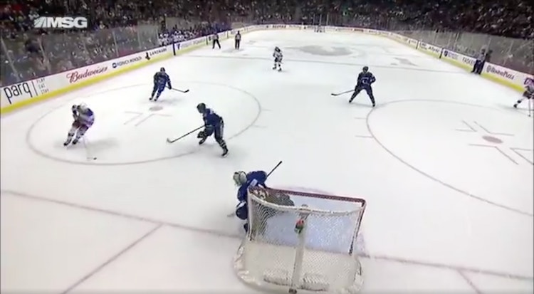 Ryan Spooner komea syöttö Ryan Spooner on ollut ensimmäisissä Rangers-otteluissaan todella kovassa vireessä.