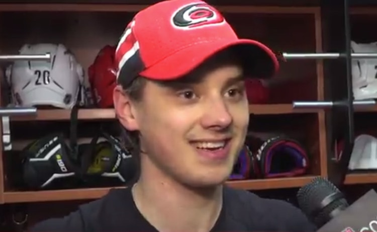 Sebastian Aho nousi Sebastian Aho iski viime yönä jo kauden 21. maalinsa.