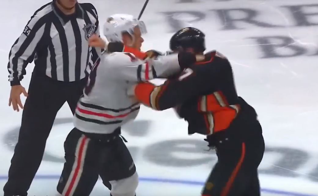 Jonathan Toews | Laitataklaus.com VIDEO: Jonathan Toews ja Ryan Kesler aloittivat poikapainit heti aloituksesta!