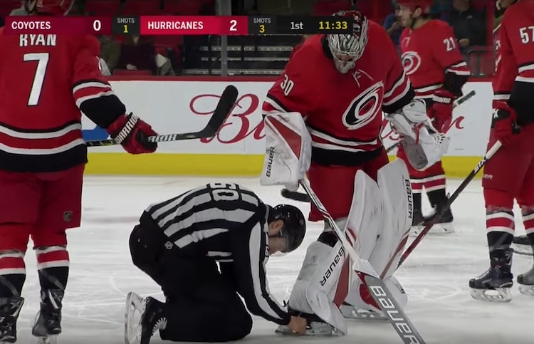 kaikkien aikojen oudoin maali Hurricanesin ja Coyotesin viime yön ottelussa nähtiin kenties NHL:n historian kaikkien aikojen oudoin maali.