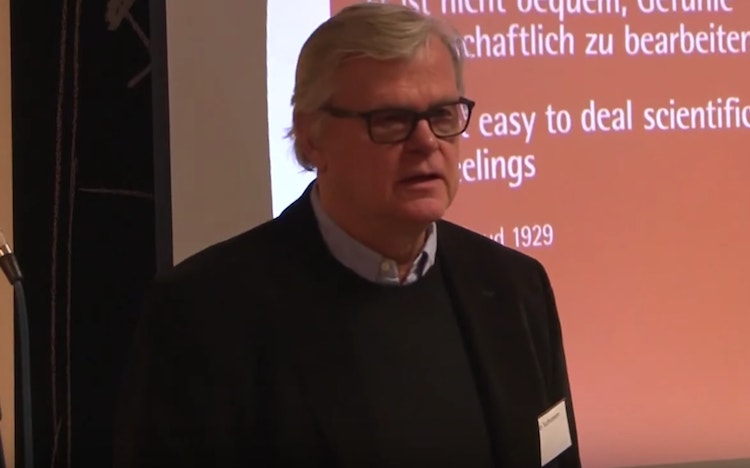 Alpo Suhonen maajoukkueen päävalmentajaksi Jukka Jalonen lopettaa valmentamisen, minkä johdosta Alpo Suhonen siirtyy maajoukkueen päävalmentajaksi.