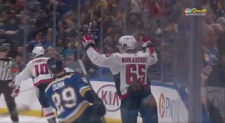 Andre Burakovksy suoritti komean jalkakynän Andre Burakovksy loihti viime yön komean jalkakynän, joka johti lopulta Capitalsin maaliin.