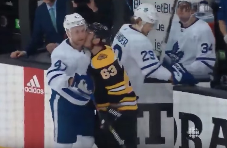 Brad Marchand saa oman sääntönsä Brad Marchand saa oman sääntönsä? NHL nimittäin kertoi, että tulevaisuudessa nuoleskelusta saa rangaistuksen.