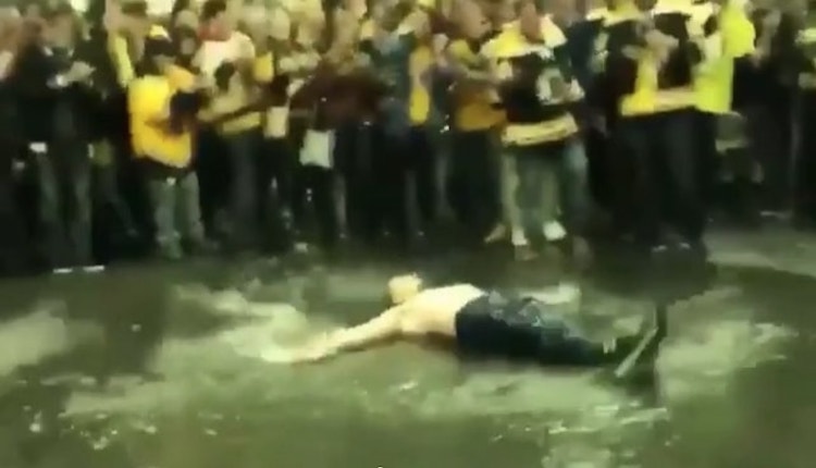 Bruins-fanit juhlimassa Bruins-fanien juhlat järjestettiin lätäkön äärellä.