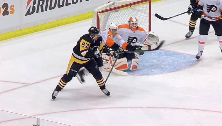 Crosby löi kiekon ilmasta sisään Sidney Crosby löi kiekon ilmasta sisään jo kolmatta kertaa tällä kaudella.
