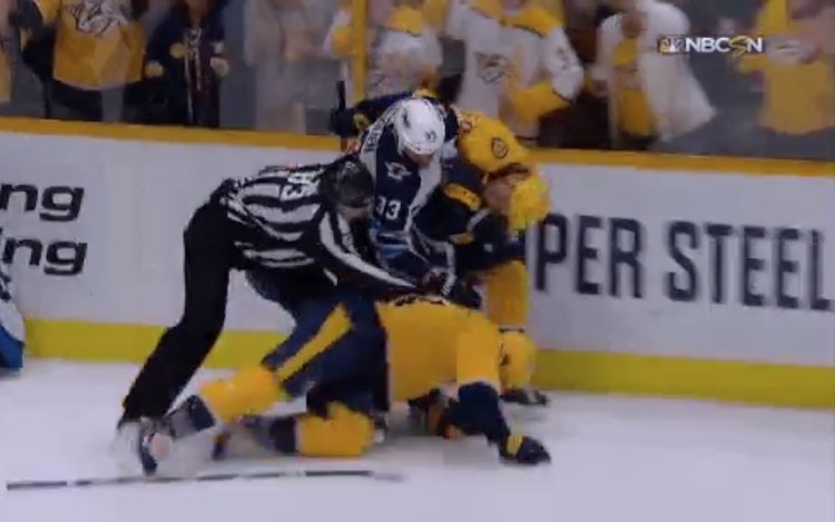 Dustin Byfuglien on peto Dustin Byfuglien murjoi kaksi vastustajaa jään pintaan samaan aikaan.