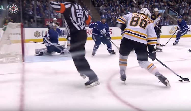 Frederik Andersen esitti huipputorjunnan Frederik Andersen nappasi viime yön ottelussa uskomattoman torjunnan, kun Pastrnak pääsi laukomaan kiekon kohti tyhjää maalia.
