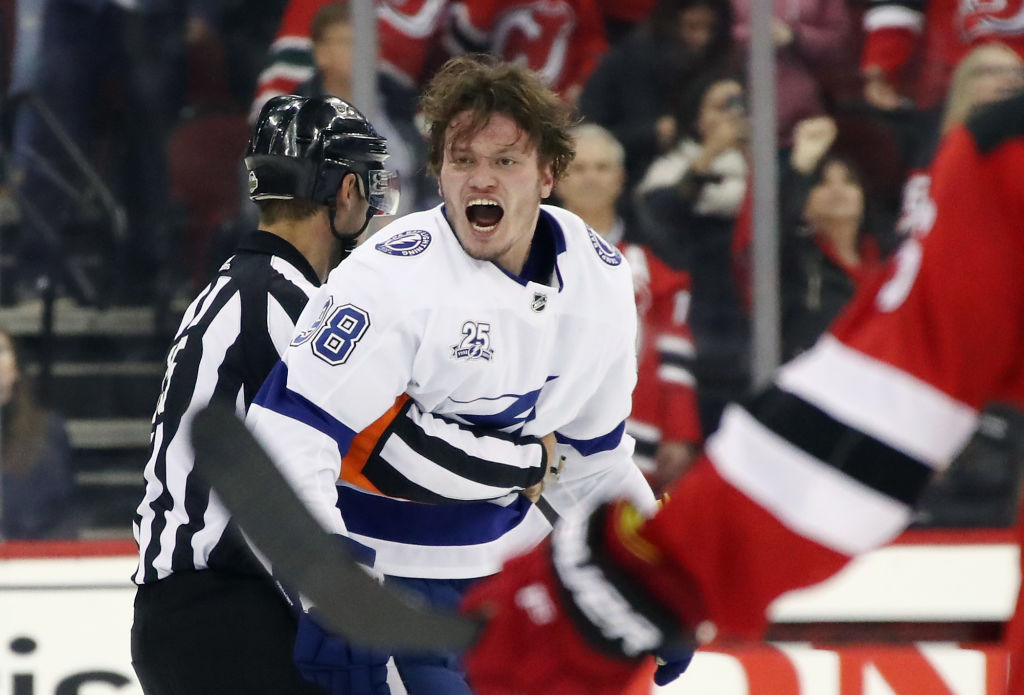Getty 10 pelaajaa suihkuun New Jersey Devilsin ja Tampa Bay Lightningin kolmannessa kohtaamisessa lensi 10 pelaajaa suihkuun.