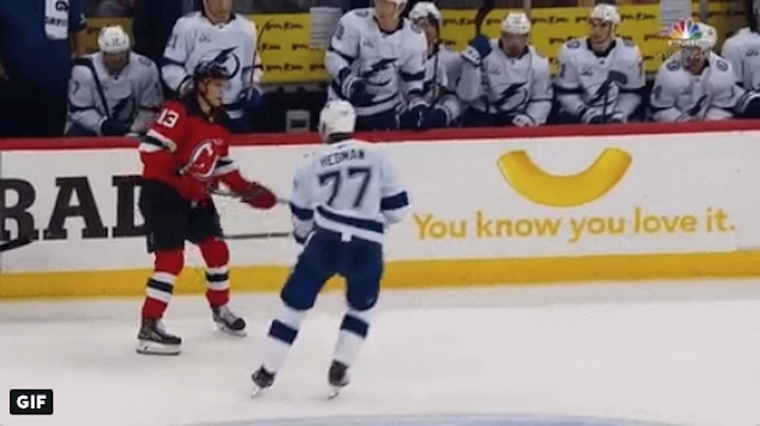 Hedman keihästi Tampa Bayn Victor Hedman keihästi viime yön kierroksella New Jerseyn Nico Hischieriä.