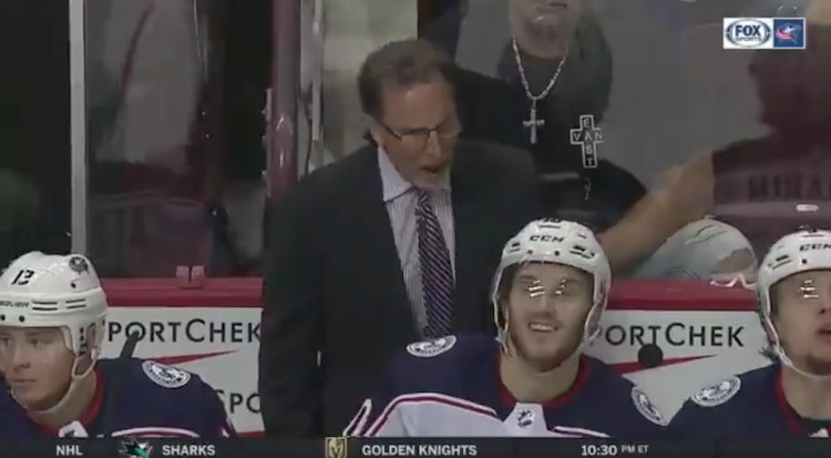 John Tortorella raivoaa John Tortorella sekosi viime yön ottelussa Alexander Wennbergille, joka vastasi naureskelemalla päin päävalmentajan naamaa.