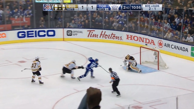 Rask läpiajo Tuukka Rask pysäytti Mitch Marnerin läpiajon toisessa erässä.
