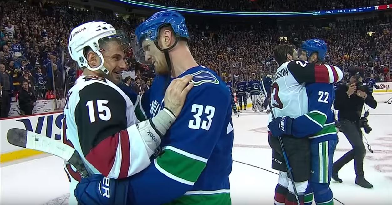 Sedin | Laitataklaus.com VIDEO: Sedinien kotijäähyväisille täydellinen päätös - Henrik alusti, Daniel ratkaisi jatkoilla!