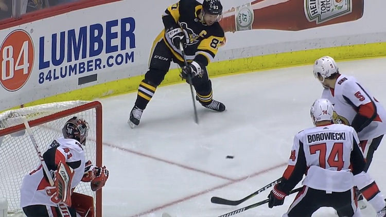 Sidney Crosby osui maalin takaa Sidney Crosby osui maalin takaa ottelussa Ottawa Senatorsia vastaan.