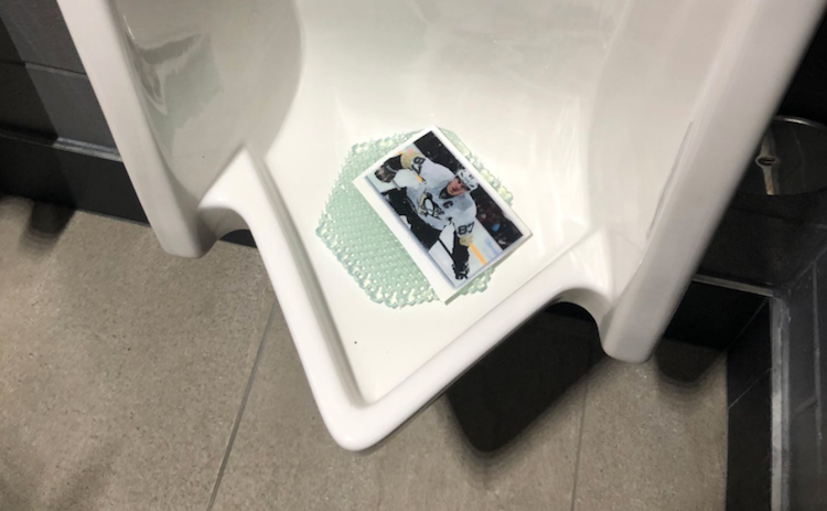 Sidney Crosbyn kuvia pisuaarissa Sidney Crosbyn kuvia löytyi Flyersin kotihallin pisuaareista.