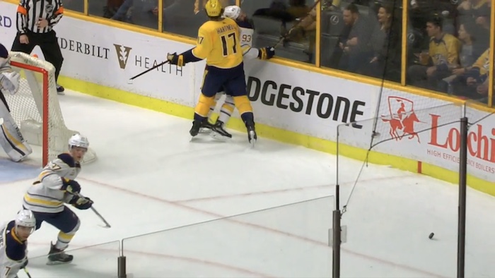 Tolvasen debyytti Hartnell Nashville Predatorsin voittojahti ja Eeli Tolvasen debyytti vesittyivät enemmän tai vähemmän Scott Hartnellin sikailuun.